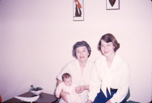 Lisa baby with mom and grandma