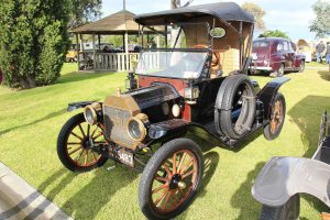 1914_Ford_Model_T_T1_Roadster_(19830996739)