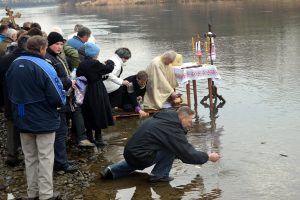 orthodoxe_feiern_grose_wasserweihe_an_der_san_in_sanok-_2014-01-19